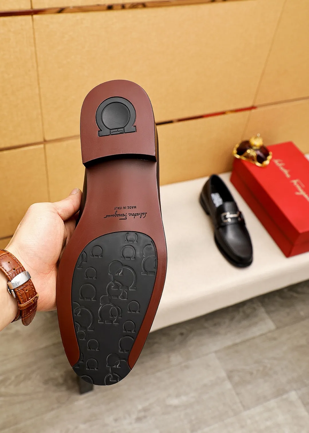 Men's shoes 💰480💐 Product trademark: Ferragamo "Ferragamo" casual leather shoes Regular size: 38-44 (45.46🉑️customized) Product materials: Selected imported first-layer calfskin upper + luxury hardware buckle, imported water-dyed cowhide leather lining. Strong three-dimensional visual effect, original outsole color: 1⃣️color optional
